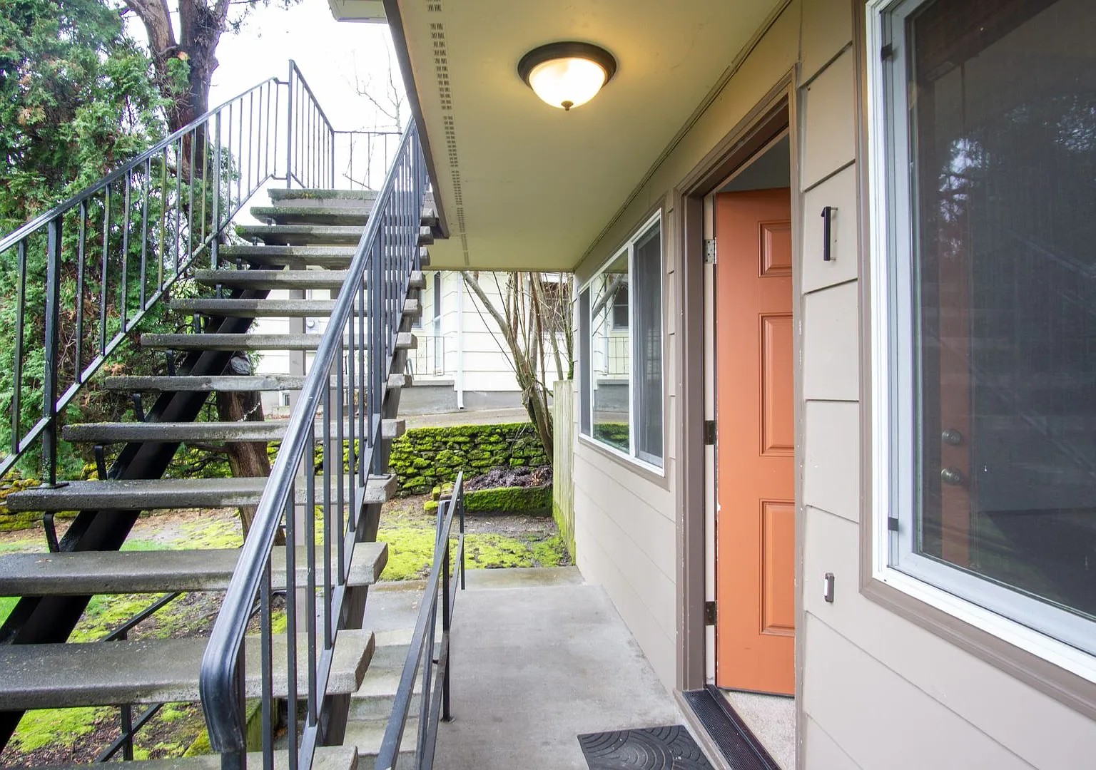 Mid-Century 2 Bedroom by Mt Tabor: Spacious + Convenient! — Photo 1