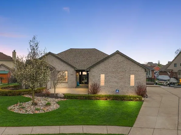 35526 Brooke Cir, New Baltimore, MI 48047