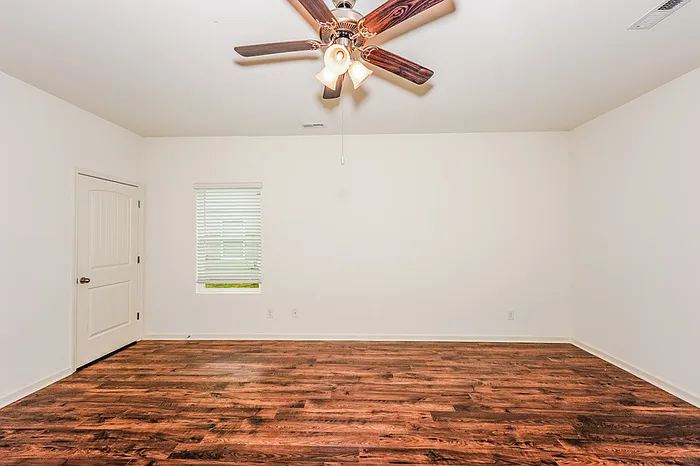5 bed, 3.5 bath, 2618 sqft, $2,590 — Photo 4