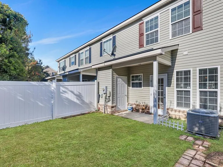 205 Ventura Pl — Photo 3
