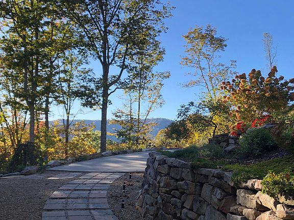 MOUNTAIN VIEWS FROM THE FRONT OF THE HOUSE, TOO!