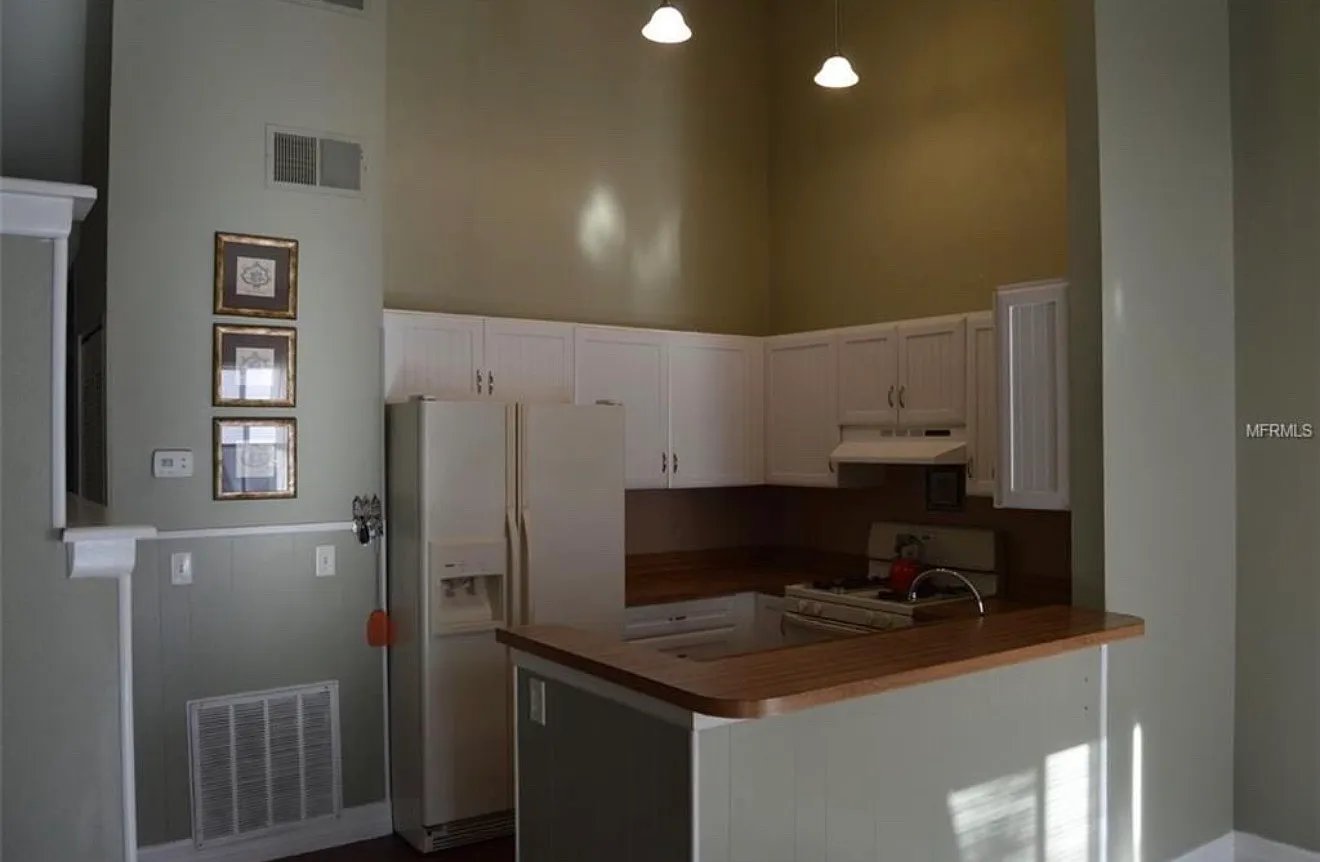 3 bed, 1216 sqft, $2,300 — Photo 3