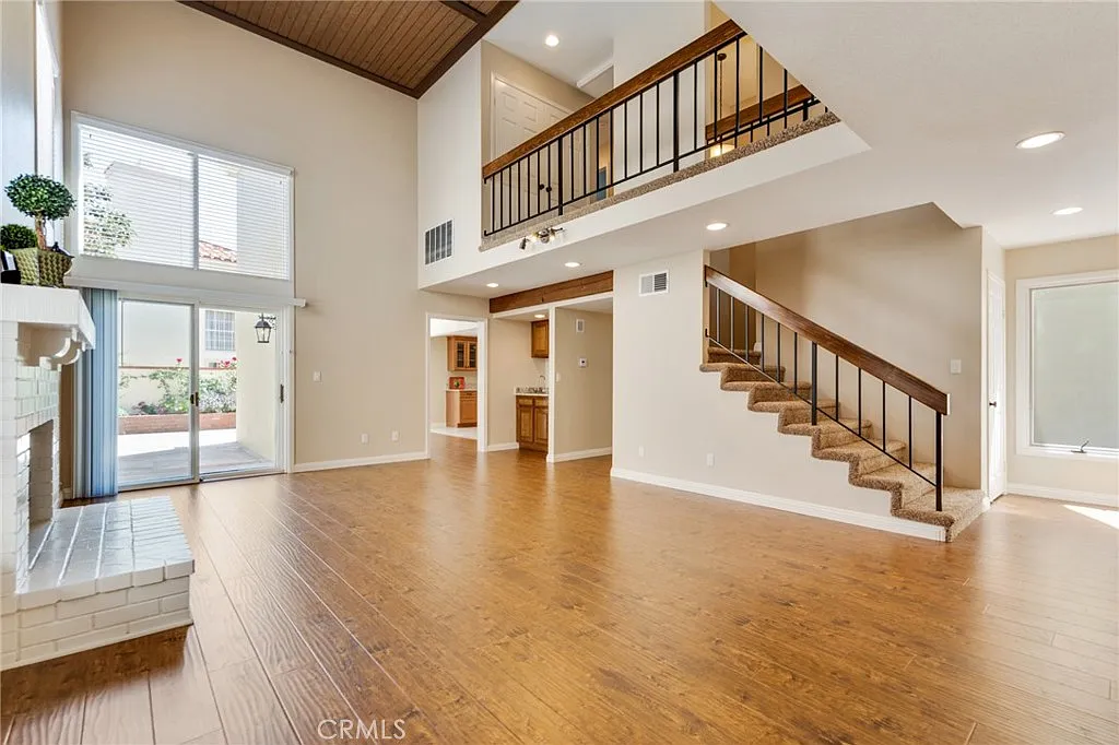 3 bed, 2518 sqft, $5,500 — Photo 2