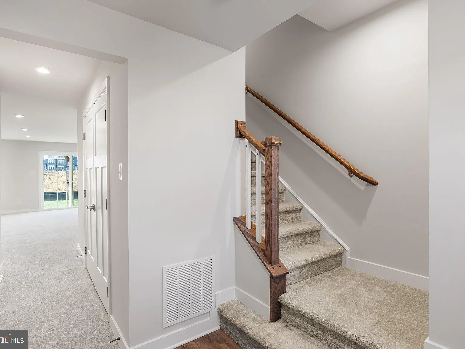 3 bed, 2.5 bath, 2285 sqft, $3,700 — Photo 4