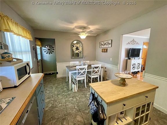 4th image of 207 Edgewood Cir