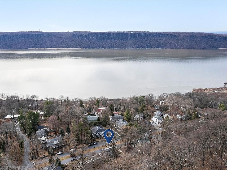 1st image of 22 Pinecrest Parkway