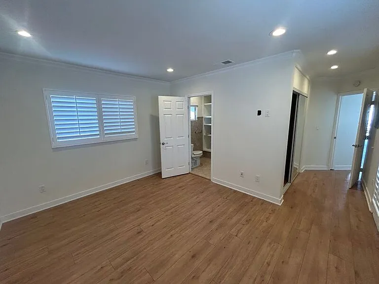 648 W Howard St — Photo 17