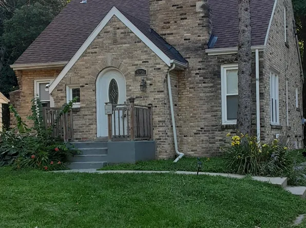 5726 N Sievers Pl, Glendale, WI 53209