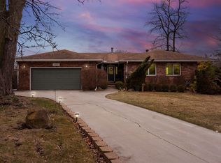 11221 N Shore Dr, Whitmore Lake, MI 48189