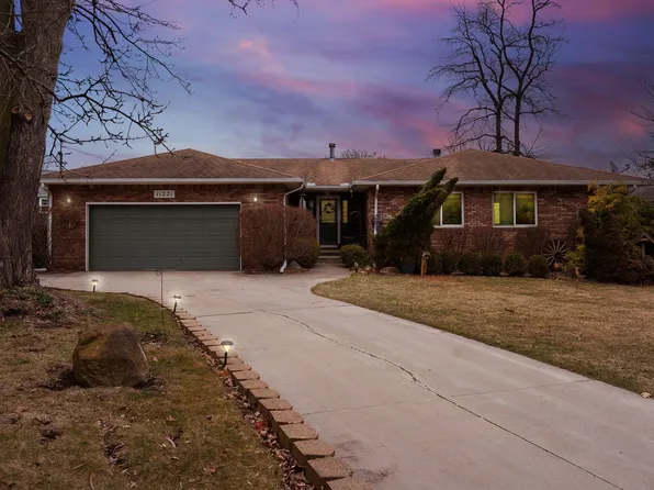 11221 N Shore Dr, Whitmore Lake, MI 48189