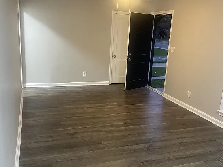 208 Evergreen St — Photo 3