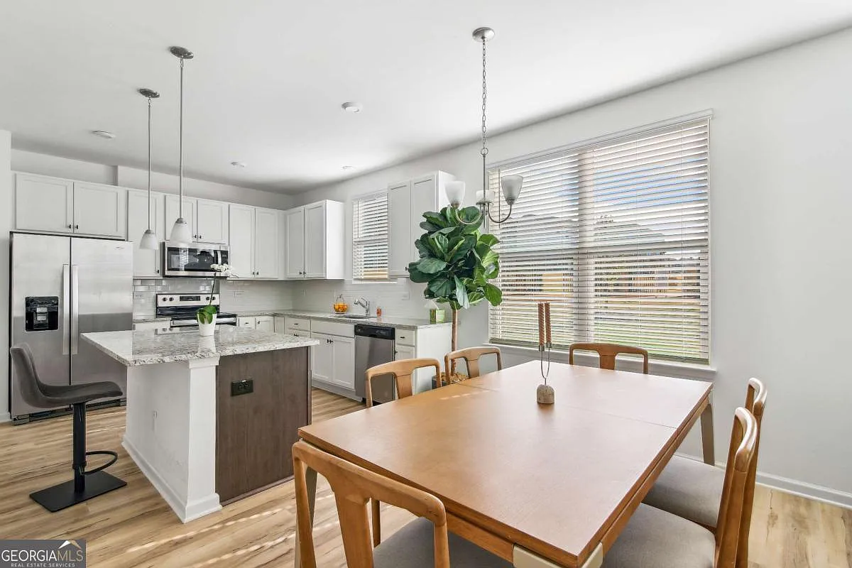 3 bed, 2.0 bath, 1519 sqft, $2,295 — Photo 3