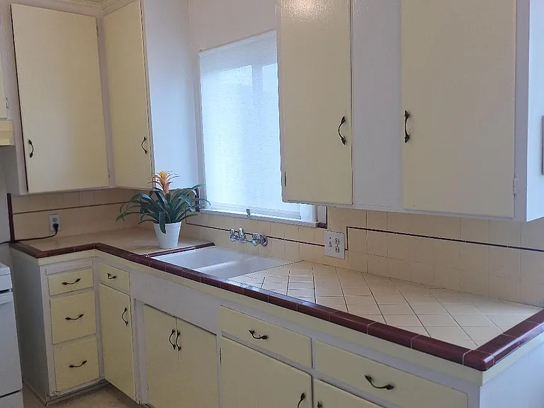 420 N Alameda Ave — Photo 5