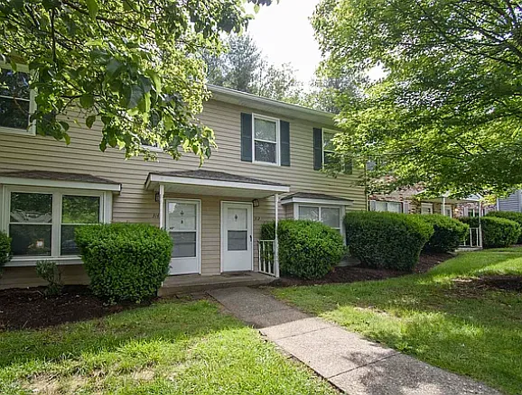 4 bed, 2.5 bath, 1440 sqft, $2,400 — Photo 2