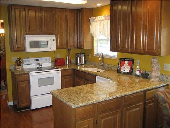 3rd image of 33 Zellers Ln