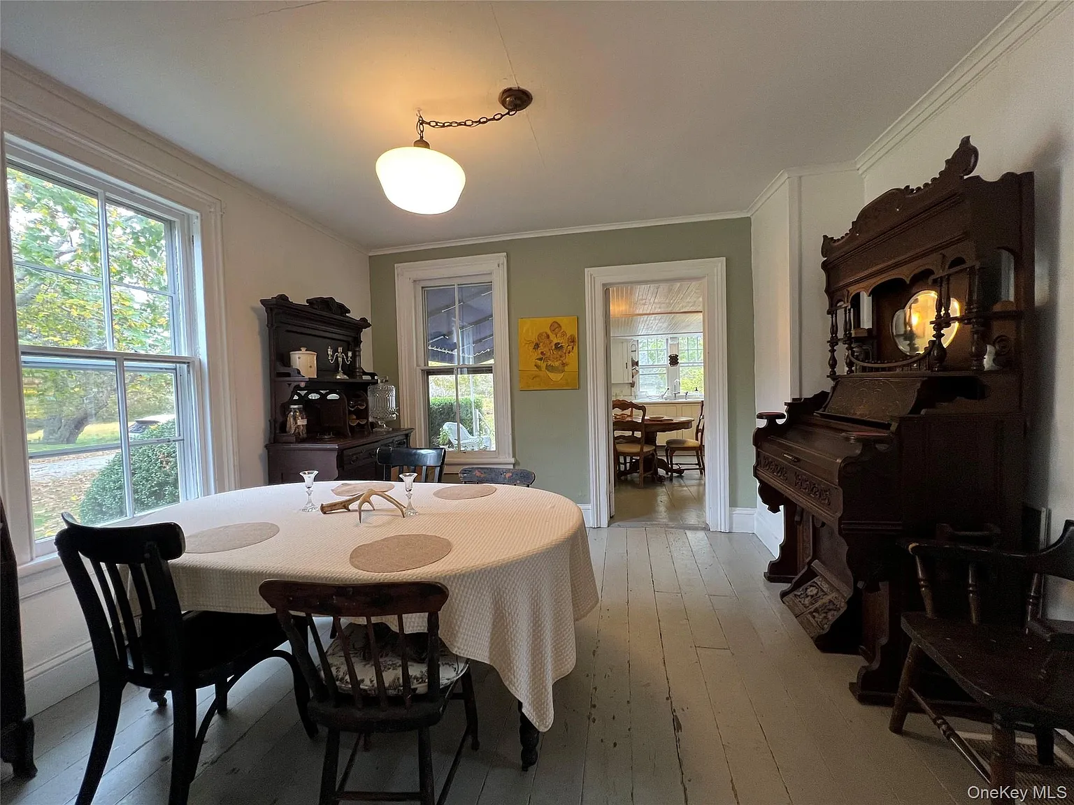4 bed, 2.0 bath, 2200 sqft, $3,500 — Photo 3