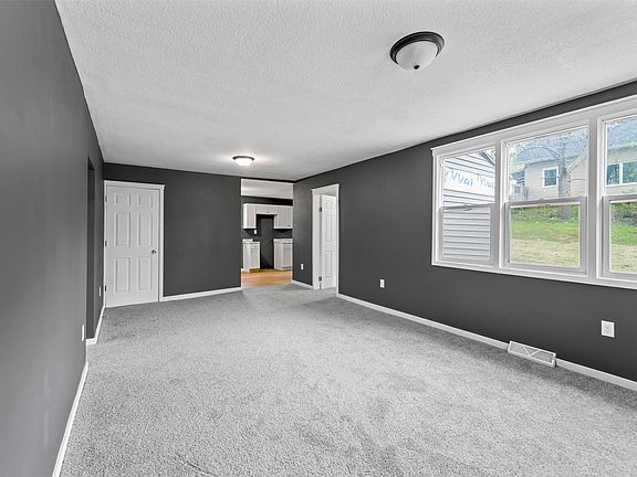 5th image of 316 N 9th Ave W