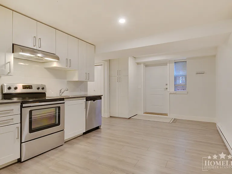 297 172a St #BASEMENT — Photo 2