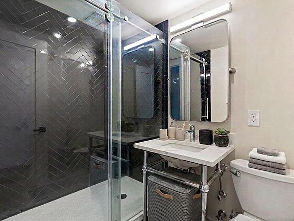 4th image of 138 E 38th St APT 6A