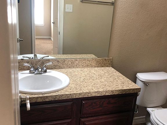 5th image of 1052 Newcastle Dr