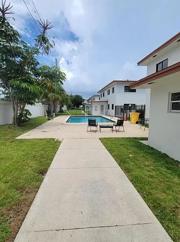 240 SW 7th St — Photo 4