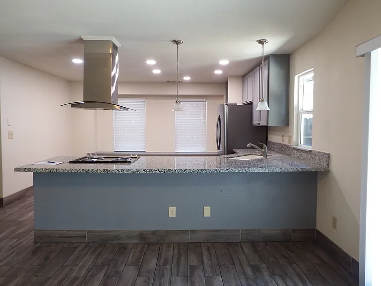 885 Lazarine Ct — Photo 2