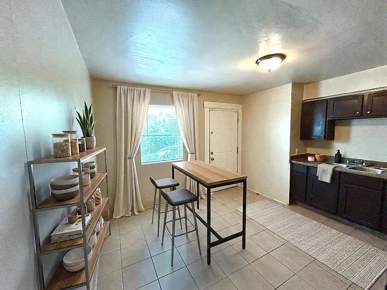 1137 W Ashby Pl #6 — Photo 8