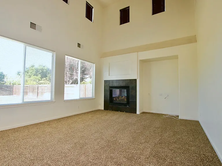 833 Round Hill Dr — Photo 5