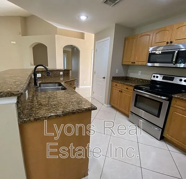 1104 NW 11th Pl — Photo 11