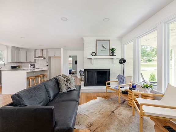 2nd image of 479 Brentlawn Dr N