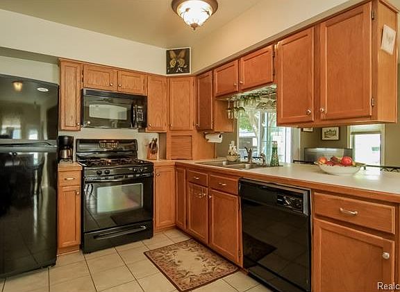3rd image of 42658 Somerset Dr