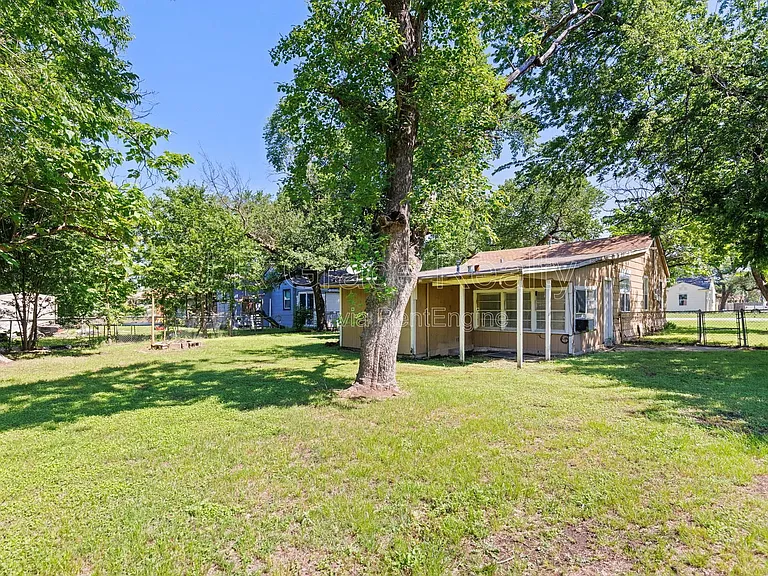 802 W Navasota St — Photo 4