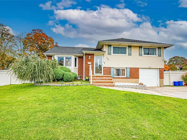 121 W 7th St, Deer Park, NY 11729