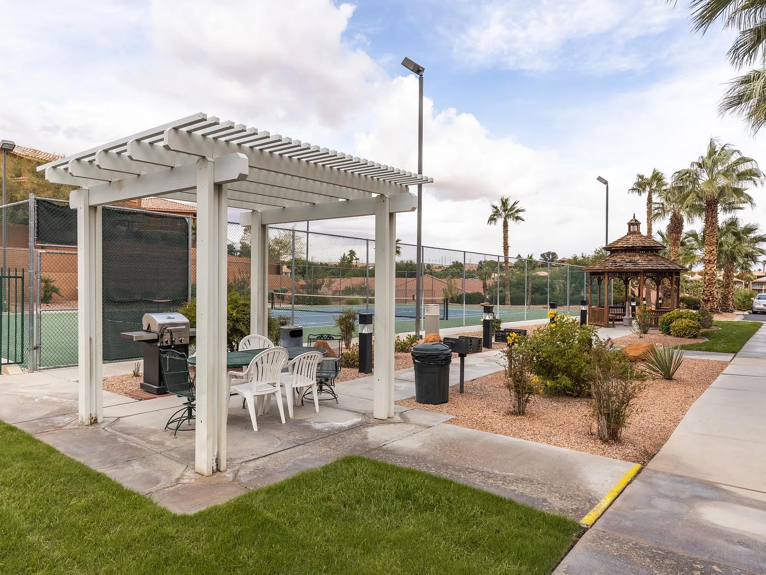 555 Highland Dr — Photo 4