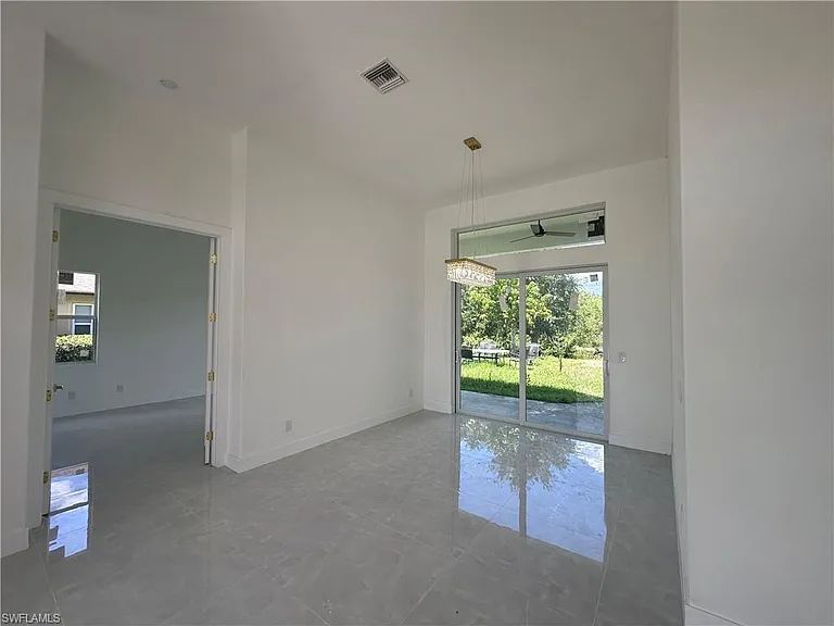 2220 SE 18th Ave — Photo 4