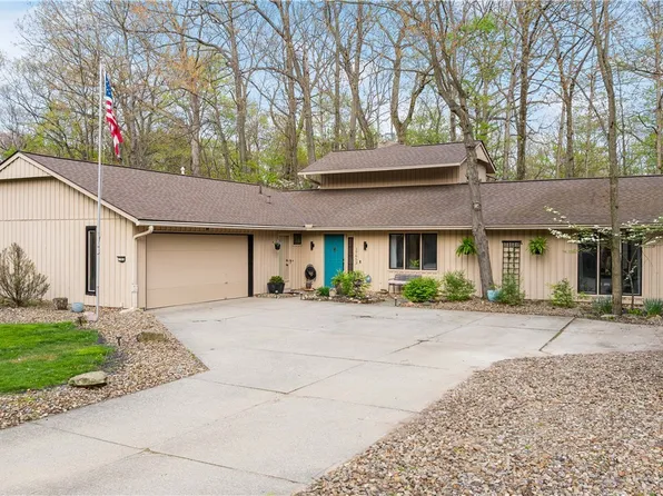17653 Falling Leaves Rd, Strongsville, OH 44136
