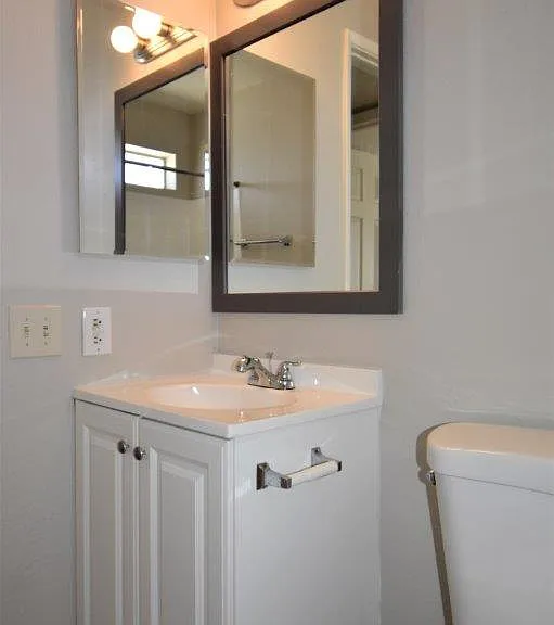 2426 E Waltann Ln — Photo 5