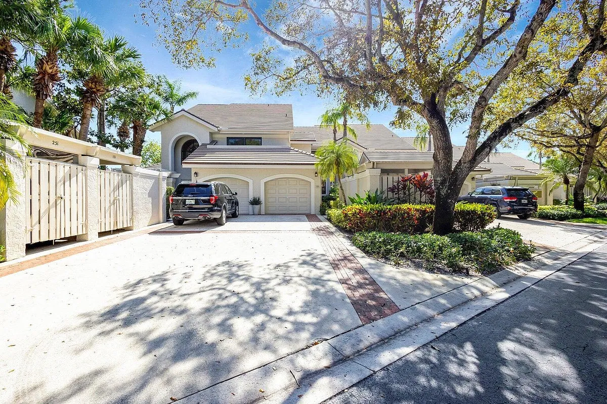 Building Photo - 16050 W Bay Dr #151