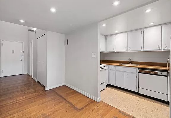 5th image of 250 Mercer St APT C304