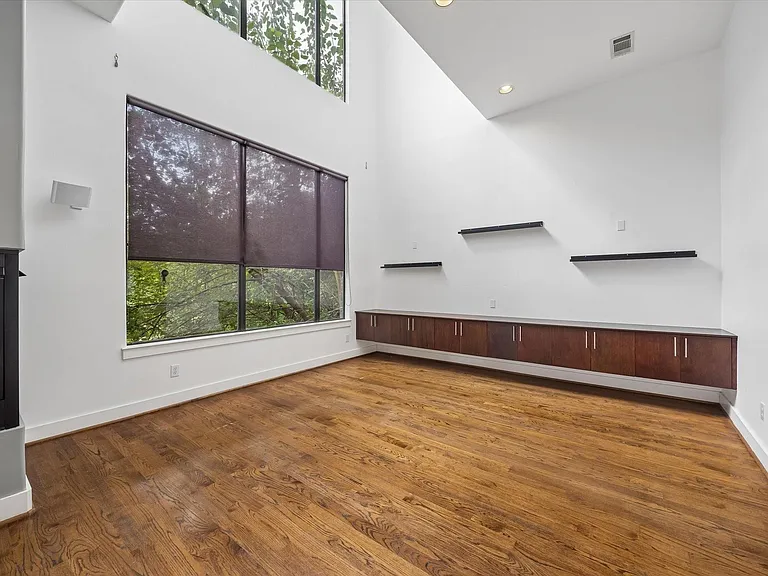 732 Ruthven St — Photo 2