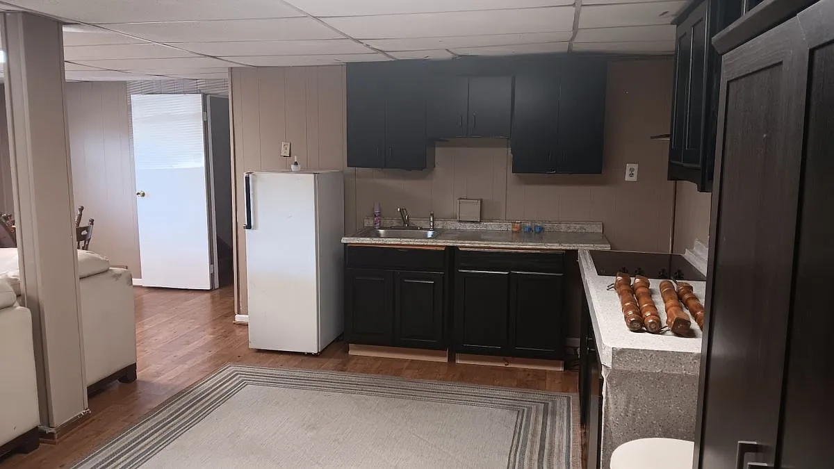 2 bed, 1.0 bath, 2156 sqft, $1,800 — Photo 3