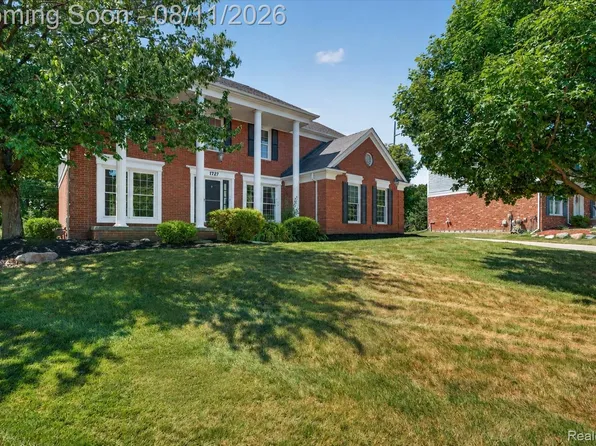 1727 Hillcrest Dr, Rochester Hills, MI 48306