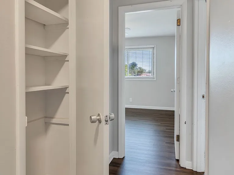 Executive House Apartments — Photo 15