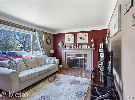 4th image of 9915 Hubbard St