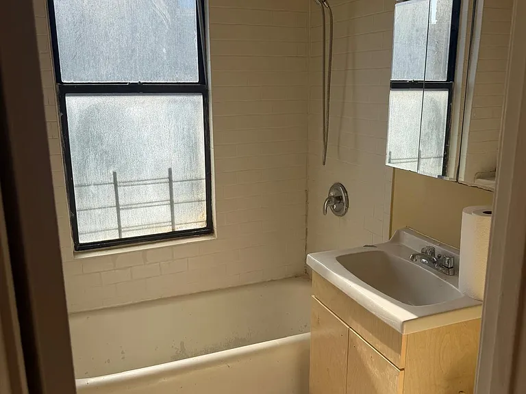 700 W 176th St #5E — Photo 2
