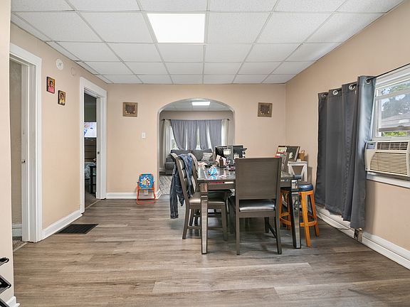 5th image of 768 N Indiana Ave