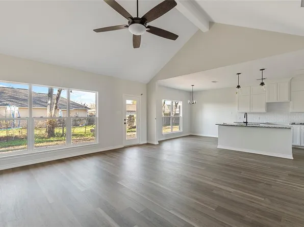 112 E Bexar St, Mabank, TX 75147