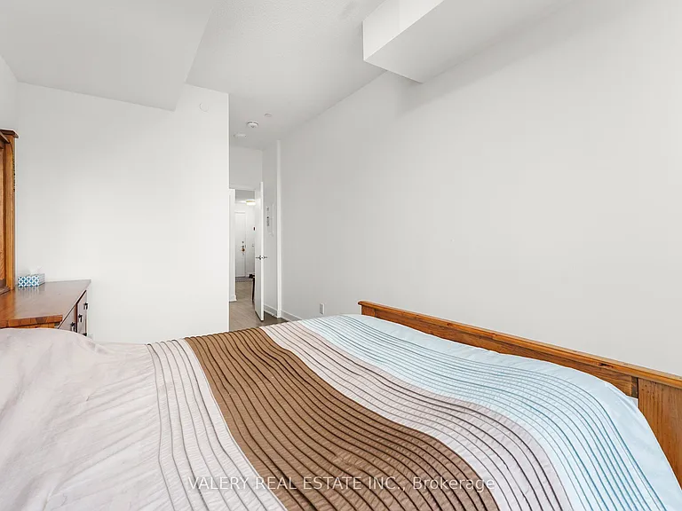 681 Yonge St #615 — Photo 16