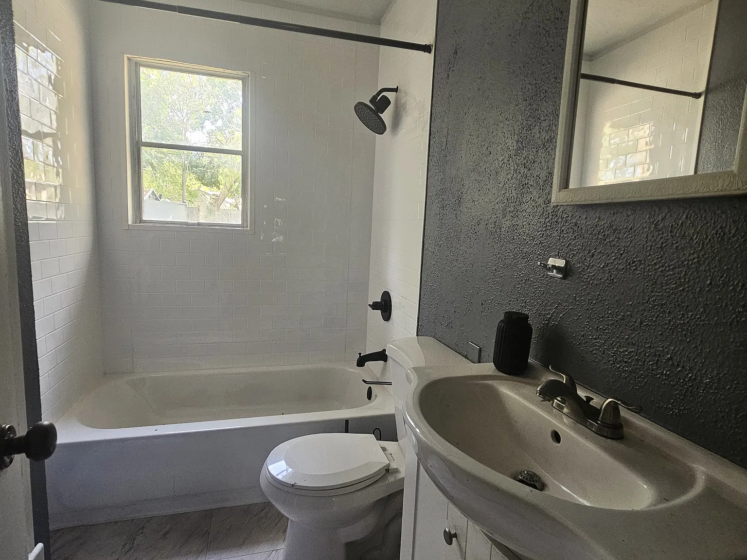 2 bed, 976 sqft, $1,800 — Photo 1