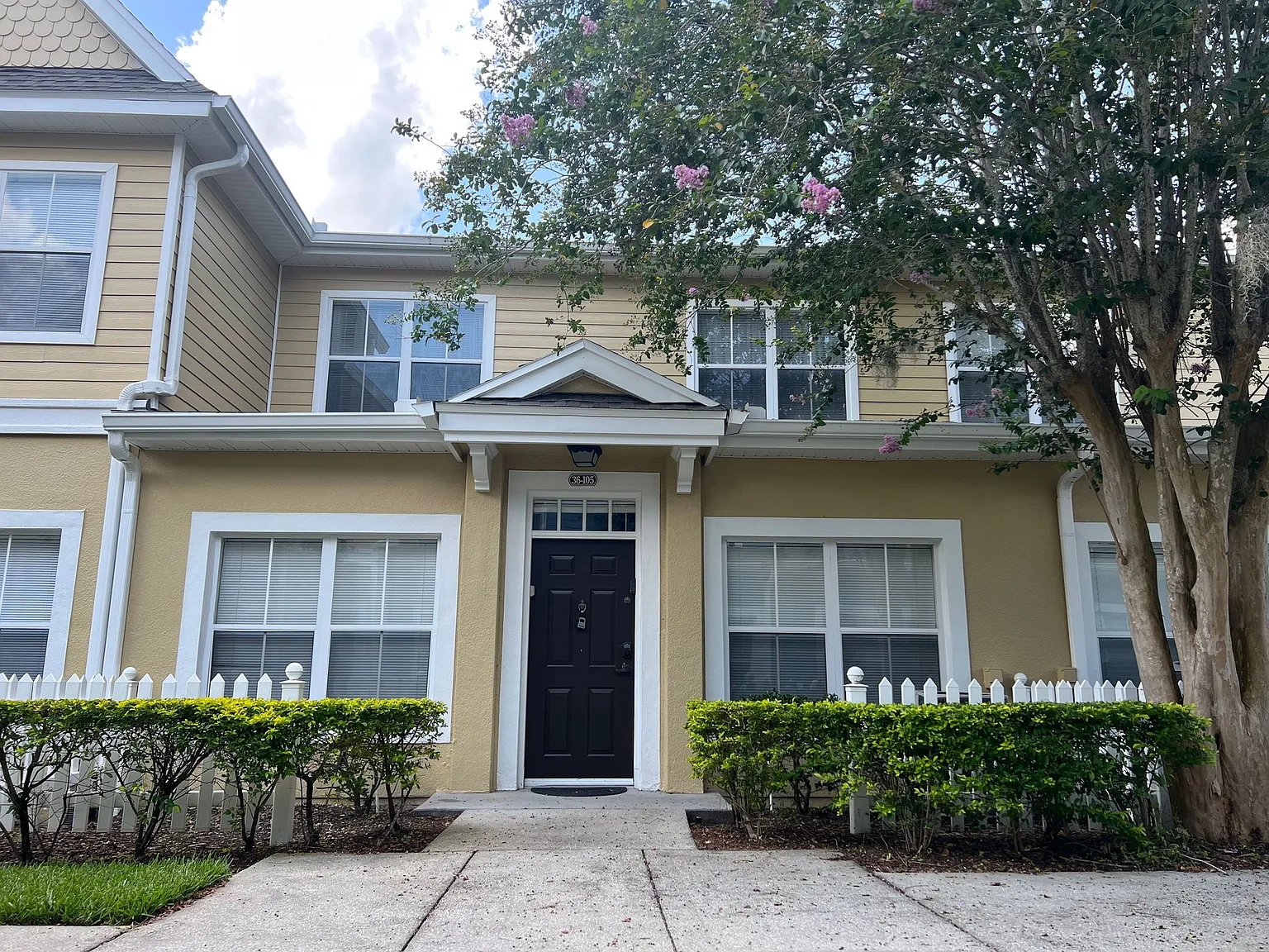 3 bed, 1296 sqft, $2,100 — Photo 1